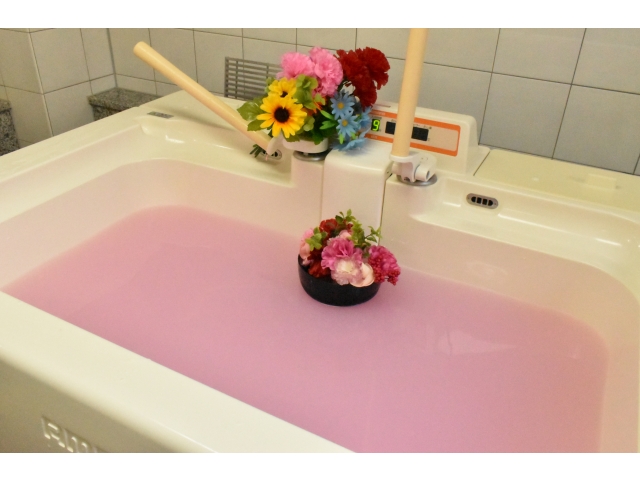 お湯にピンク色の入浴剤を入れ、お花を浮かべました💐